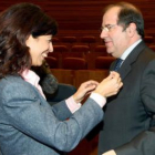 Redondo impone a Herrera el lazo blanco, en una imagen de archivo.