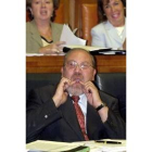 El consejero José Valín gesticula, durante un debate en Fuensaldaña