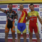 Manuel Robles a la derecha con la medalla de bronce.