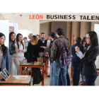 El hall de la Facultad de Económicas reunió ayer a estudiantes emprendedores con empresarios en busca de ideas.