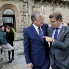 Silván y Núñez Feijoó, ayer, en la plaza del Obradoiro de Santiago de Compostela. EFE