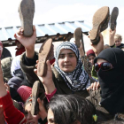 Refugiados sirios gritan durante una protesta contra el presidente Bachar al Asad.