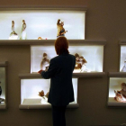 Una mujer mirando figuras de Lladró en una de sus tiendas.