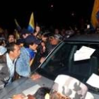 Cientos de manifestantes impiden la salida del vehículo del embajador de Brasil en Ecuador
