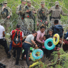 Los padres dan a los niños flotadores para cruzar el río. ABRAHAM PINEDA JACOME