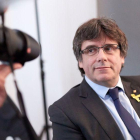 El expresidente de la Generalitat Carles Puigdemont posa para los fotógrafos tras un encuentro con periodistas extranjeros, esta semana.