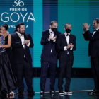 Néstor López, a la izquierda, sin mascarilla, en coproducción con otros nombres, ha ganado el Goya al mejor cortometraje documental. EFE