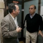 Saavedra y Alberto Zapico, momentos antes de presentar la moción