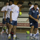 Manolo Cadenas con sus jugadores durante un entrenamiento de la pretemporada.