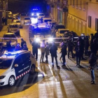 Agentes de los Mossos frente al domicilio donde se produjo el tiroteo, la noche de este lunes, en la calle de Nàpols de Terrassa.