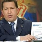 Hugo Chávez mostrando gráficamente las medidas adoptadas para equilibrar la economía en Venezuela