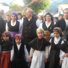 Los novios posan junto a los padrinos y los invitados más jóvenes de la boda lacianiega.