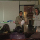 La concejala, a la izquierda, durante la inauguración del curso.