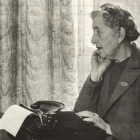 Agatha Christie ante su máquina de escribir