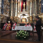 Un momento de la ofrenda en la iglesia de santa Marta. DL