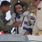 El cosmonauta Mikhail Tyurin tras el aterrizaje del Soyuz TMA-11.