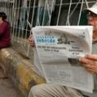 Un cubano lee el periódico «Juventud Rebelde» donde Fidel ha realizado sus últimas reflexiones