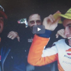 Marc Márquez bromea con la gorra de Valentino Rossi en el video de GPone.com.