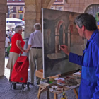 El artista gallego Raúl Gil pintando la obra que ha sido premiada por el Diario de León.