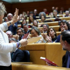 La senadora Mireia Cortes junto a Mariano Rajoy, durante el intercambio de regalos envenenados.