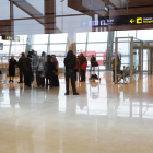 Imagen de usuarios del aeropuerto minutos antes de embarcar para su vuelo.