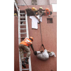 Los equipos de rescate sacan el cuerpo sin vida de una paciente.