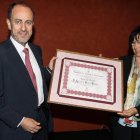 Antonio Ovalle recogió el diploma de socio de honor de manos de la presidenta del Instituto de Estudios Bercianos, Mar Palacio.