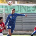 Conde, de azul, es baja para el derbi por sanción.