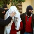 La policía custodia al detenido antes de su traslado a Madrid en avión
