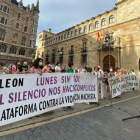 Integrantes de la plataforma Lunes sin sol en la concentración ante Botines. RAMIRO