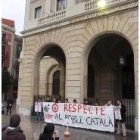 Varios militantes se manifiestan ante al Gobierno militar en Barcelona