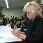 La pedánea de Cortiguera en el pleno en el que dio marcha atrás.