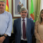 Valentín Pérez, a la izquierda, junto al rector de la Universidad de León el día que fue nombrado director del Departamento de Sanidad Animal. DL