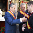 Emilio Gutiérrez impone la medalla de cronista de León a Máximo Cayón.