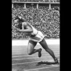 En los Juegos Olímpicos nazis, el velocista norteamericano fue el rey. Un atleta negro triunfó en la cara de Hitler. Nieto de esclavos, Owens batió cinco récords del mundo e igualó otro en 45 minutos.