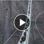 El puente de cristal más largo del mundo, de 488 metros de longitud y suspendido a 218 metros sobre un valle, se inauguró este fin de semana en la provincia septentrional china de Hebei.