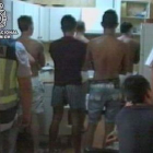 Varios de los hombres sometidos a explotación, en el transcurso de la operación.