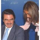 Aznar escucha a Ana Matos durante la reunión del PP