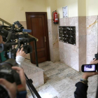 Portal del número 6 de la calle Río Sella de Lugones en Siero. - efe