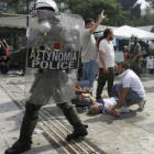 Un manifestante herido es atendido por otros manifestantes en Atenas.