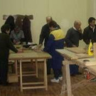 El alcalde, a la derecha, durante su visita al taller de madera