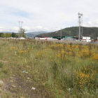 Los terrenos del SUD 15, a la derecha de la avenida de Los Escritores, con las naves de la terminal de mercancías al fondo.