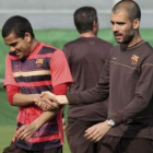 Pep Guardiola, a la derecha, bromea con el brasileño Dani Alves durante el entrenamiento realizado a