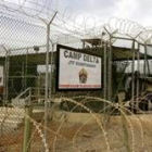 Un soldado camina a través de las rejas del campo militar de Guantánamo