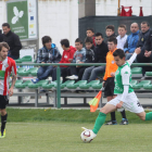 Ivi (d) cerró el partido al materializar el tercer gol maragato al inicio de la segunda parte.