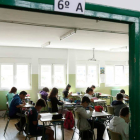 Un grupo de alumnos trabaja en un aula de un colegio de León. ARCHIVO
