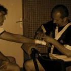 Alfredo Arrojo prepara a uno de los púgiles leoneses en la velada de boxeo celebrada en Lugones