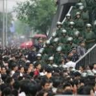 Miles de jóvenes chinos protestan ante un centro comercial japonés, protegido por la policía