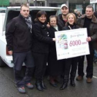 Jovita García y su familia posan con las autoridades municipales tras recibir el cheque