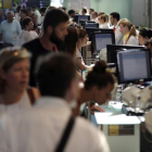Personal de facturación de Vueling atiende a los viajeros en el aeropuerto de El Prat por las cancelaciones de vuelos.